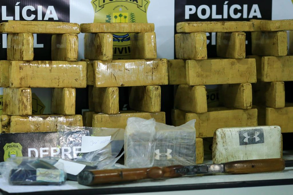 DEPRE apreende 49 tabletes de maconha dentro de ônibus