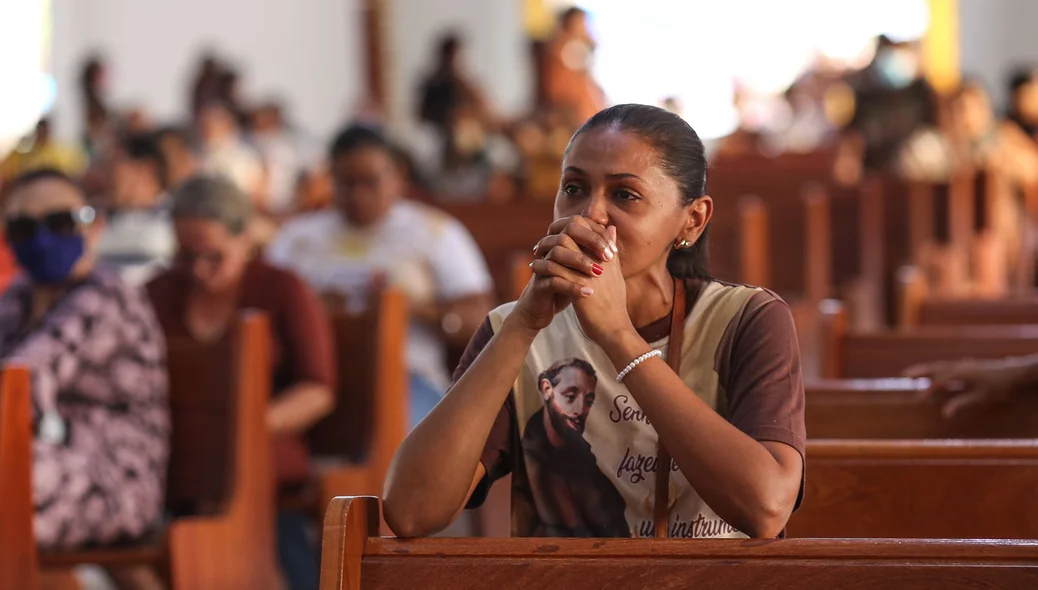 Devota emocionada ao orar na igreja