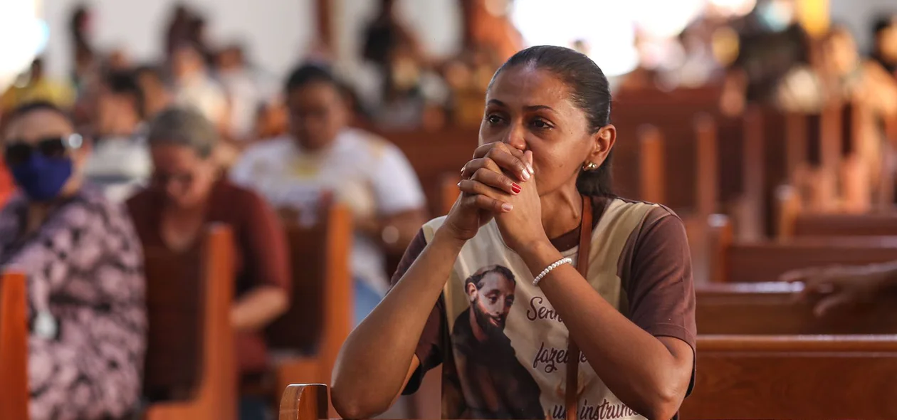 Devota emocionada ao orar na igreja