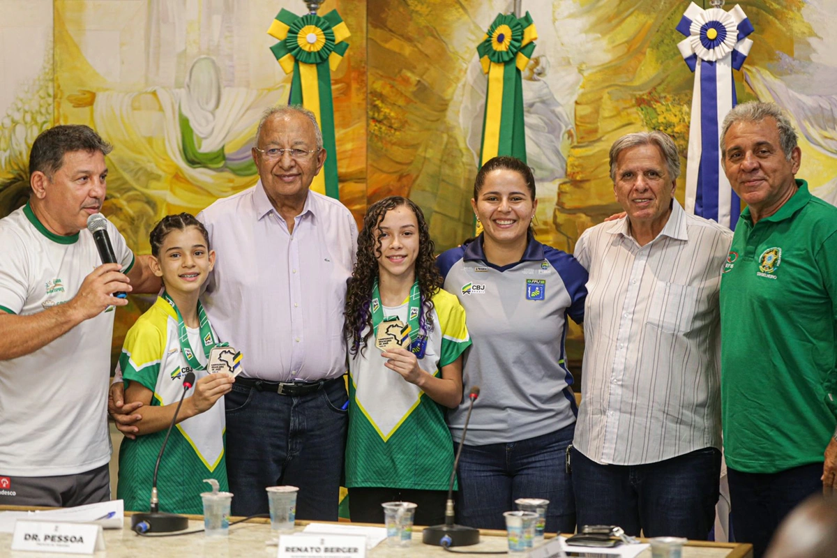 Dr. Pessoa recebe medalhistas no Palácio da Cidade