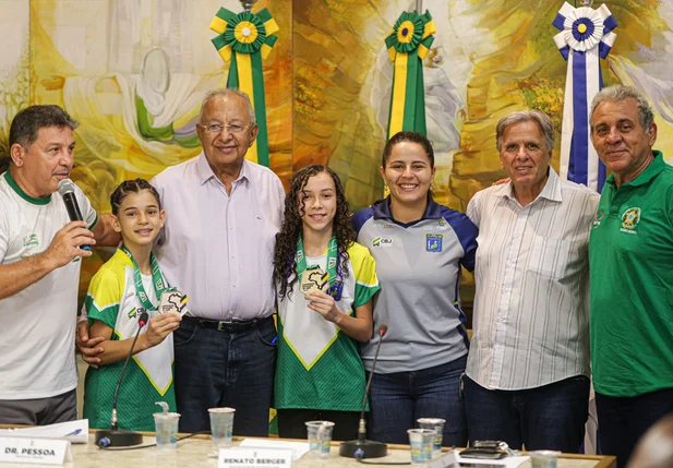 Dr. Pessoa recebe medalhistas no Palácio da Cidade