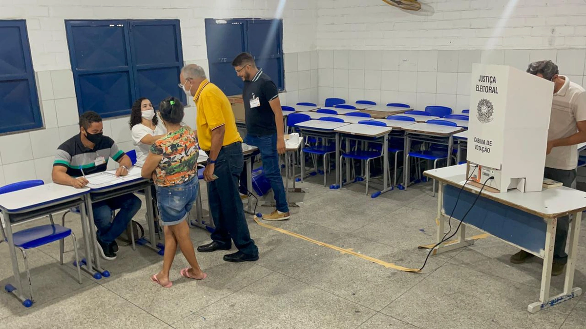 Dr. Pessoa vota em Teresina e diz que é momento de consolidar a democracia