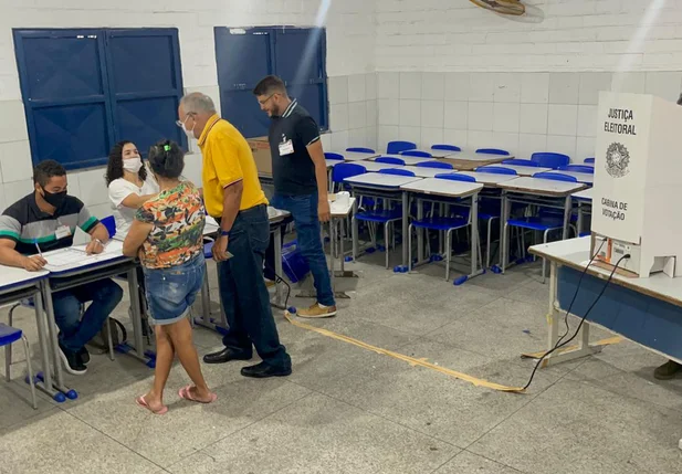 Dr. Pessoa vota em Teresina e diz que é momento de consolidar a democracia