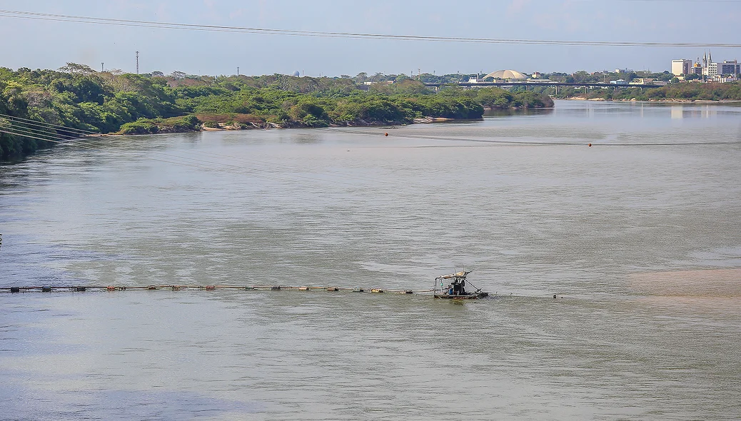 Draga no meio do Rio Parnaíba