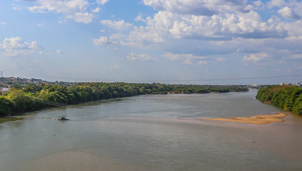 Draga responsável pela extração mineral de areia às margens do Rio Parnaíba