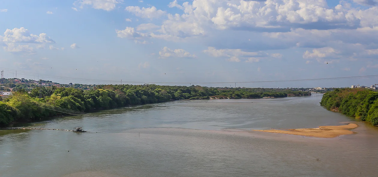 Draga responsável pela extração mineral de areia às margens do Rio Parnaíba