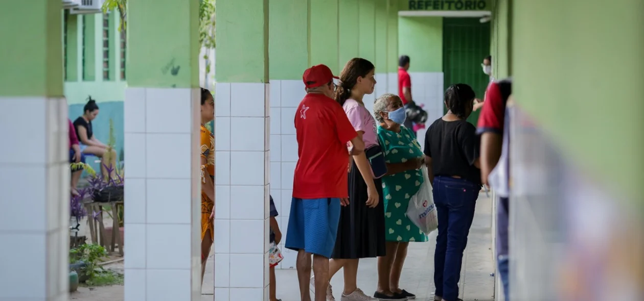 Eleitores aguardando para entrar na sessão