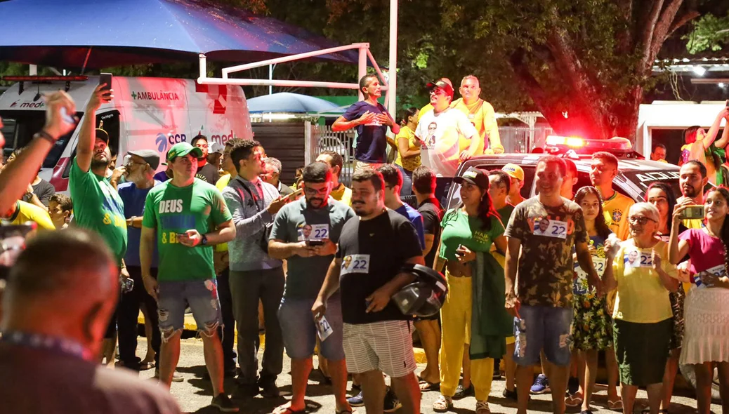 Eleitores foram recepcionar o presidente