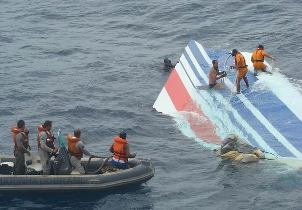 Equipe da Marinha do Brasil faz o resgate em alto mar dos destroços do avião da Air France que caiu no Oceano Atlântico durante rota entre o Rio de Janeiro e Paris