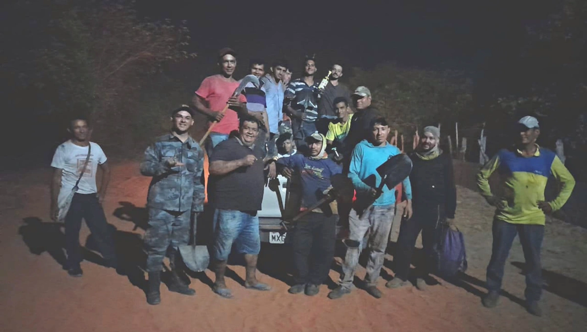 Equipe que está trabalhando na contenção do incêndio