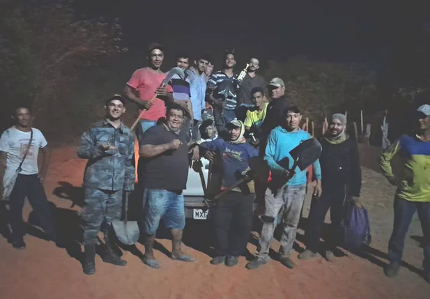 Equipe que está trabalhando na contenção do incêndio