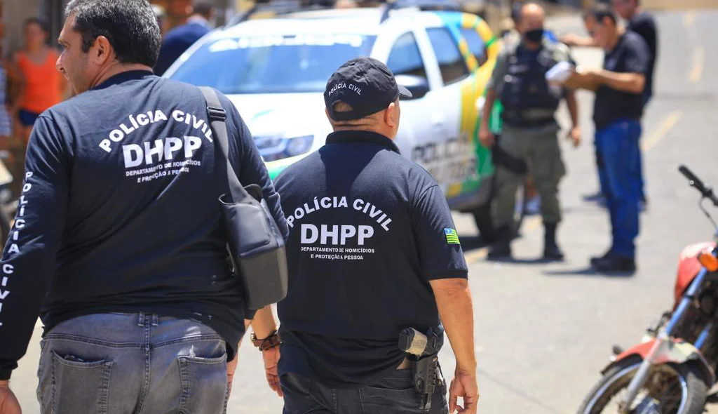 Equipes do DHPP no local do crime