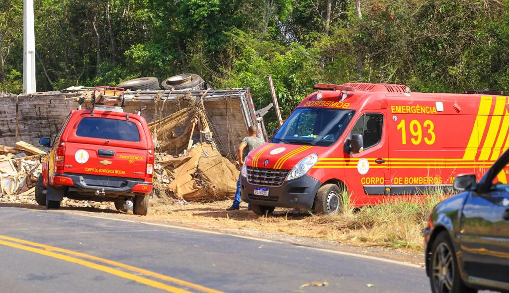 Equipes dos bombeiros no local da ocorrência