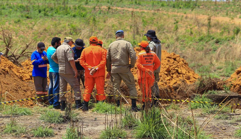 Equipes no local onde o corpo pode ter sido jogado