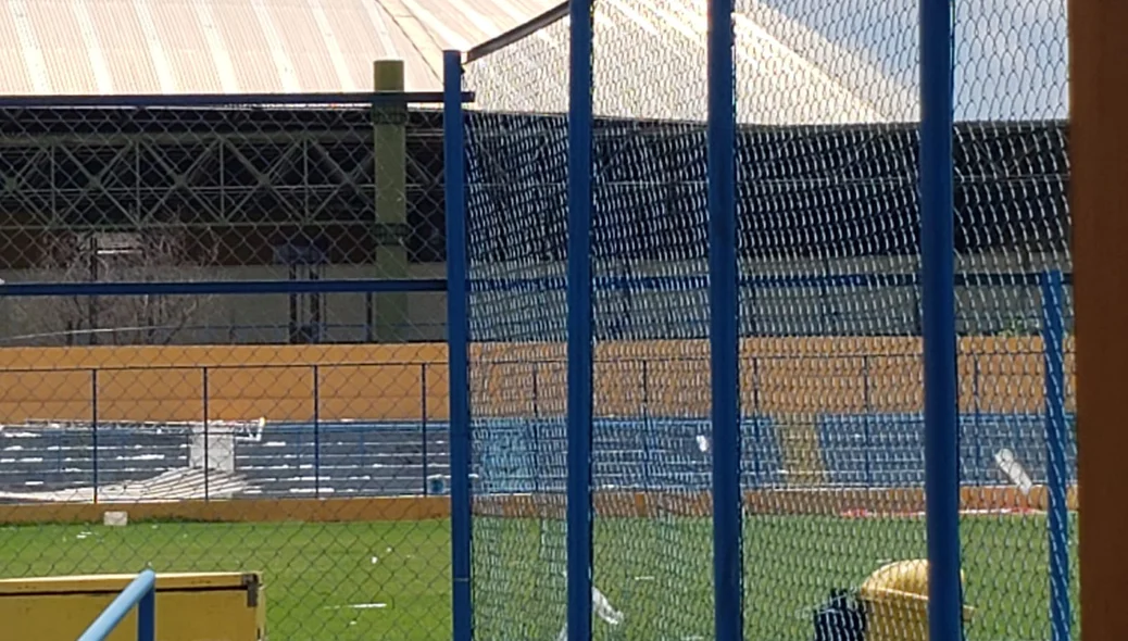 Estilhaços voaram até  o gramado do estádio  Lindolfo Monteiro