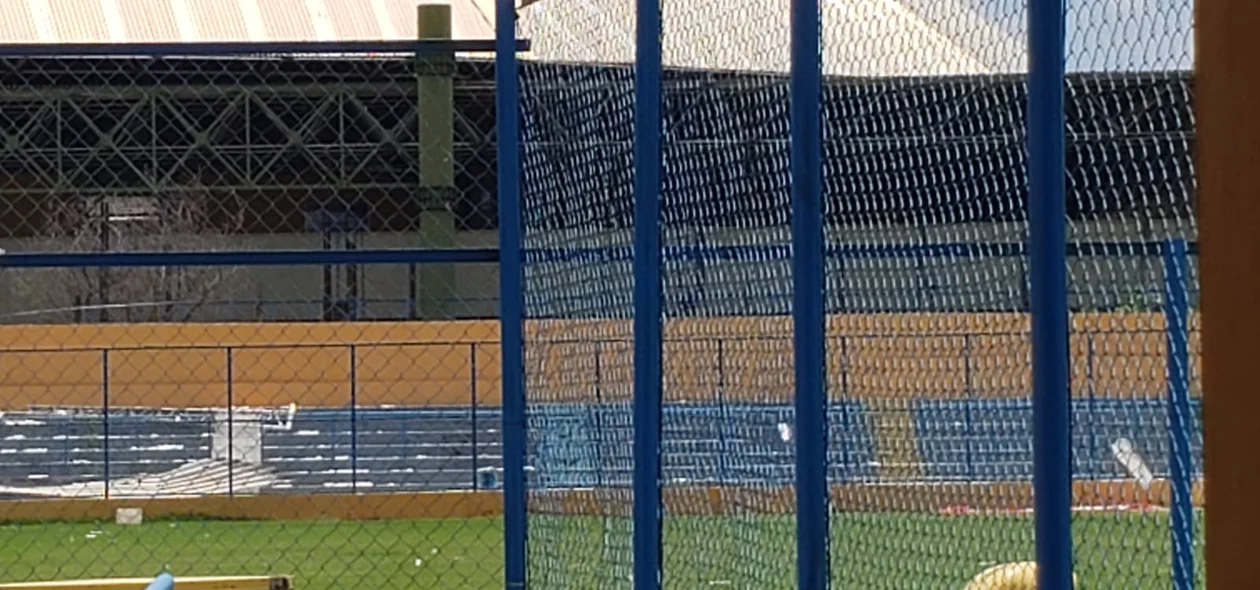 Estilhaços voaram até  o gramado do estádio  Lindolfo Monteiro