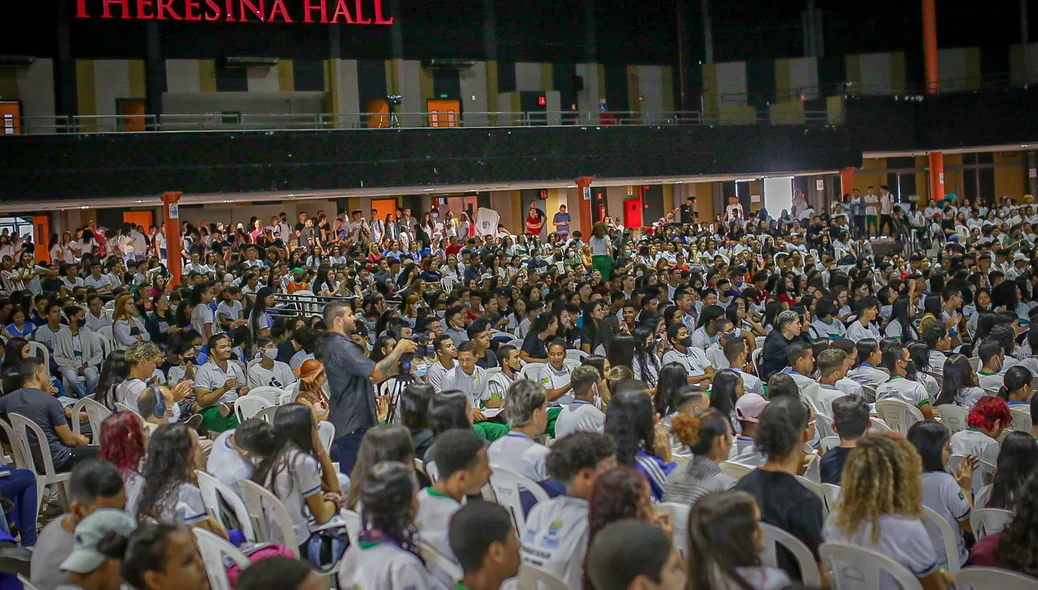 Estudantes participam de revisão no Teresina Hall