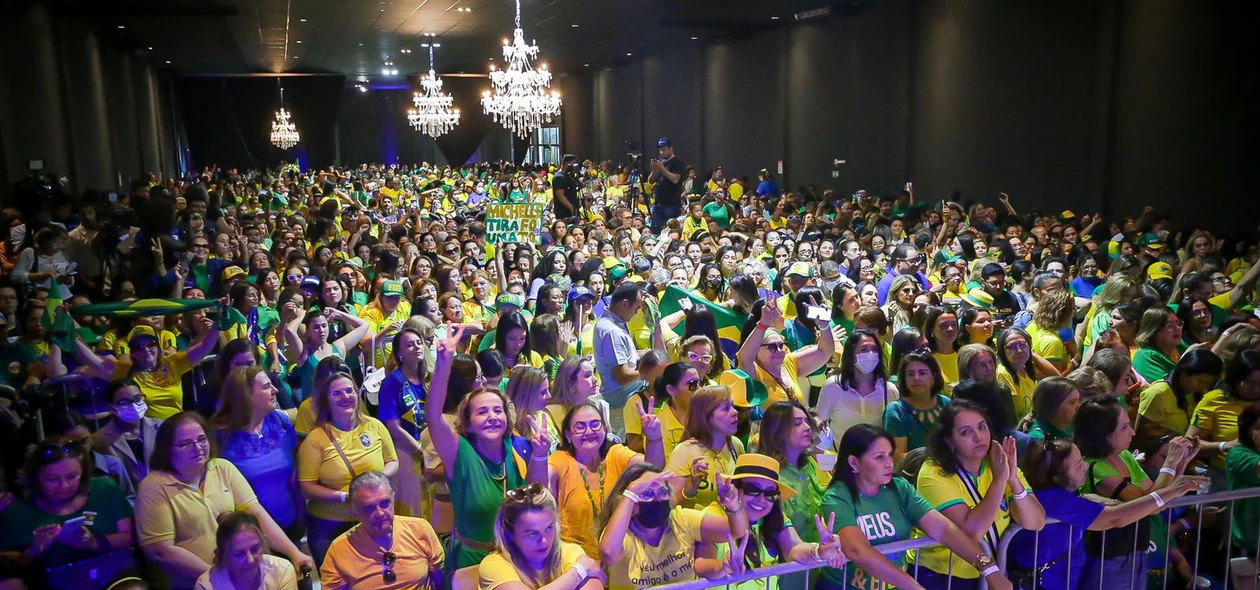 Evento "Mulheres com Bolsonaro" reúne várias pessoas na zona Leste de Teresina