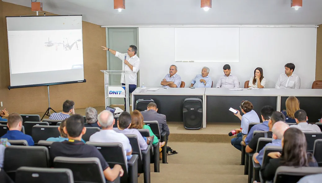 Exposição da obra aos presentes