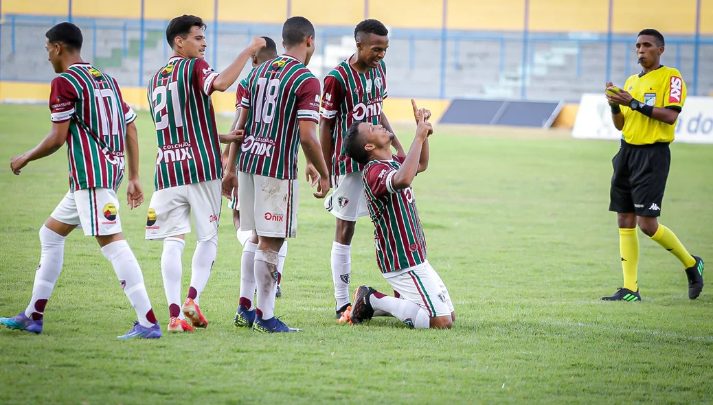 Fagner comemorando gol