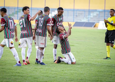 Fagner comemorando gol
