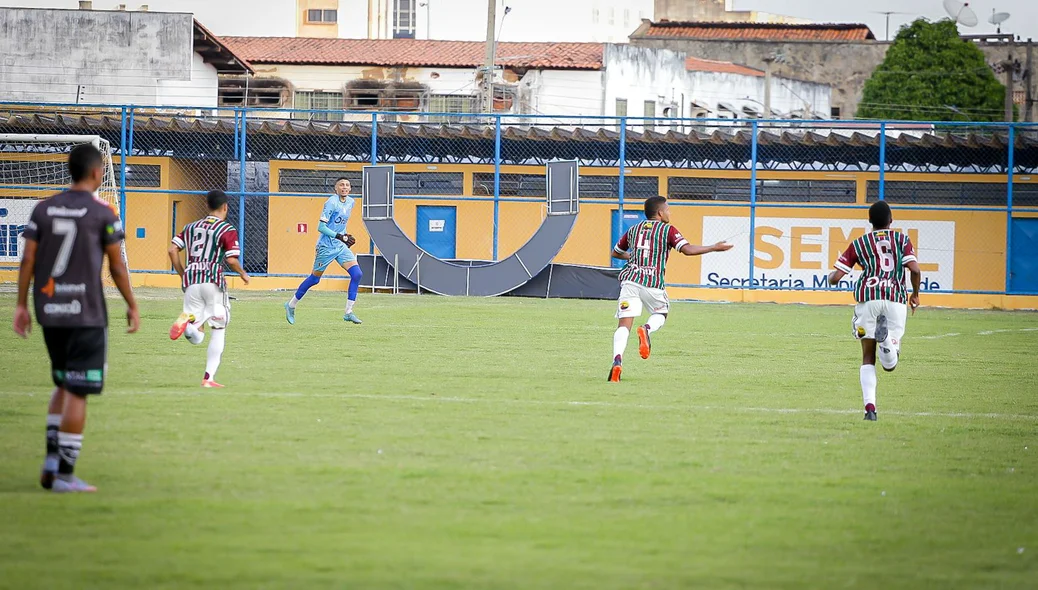 Fagner comemorando seu primeiro gol na partida