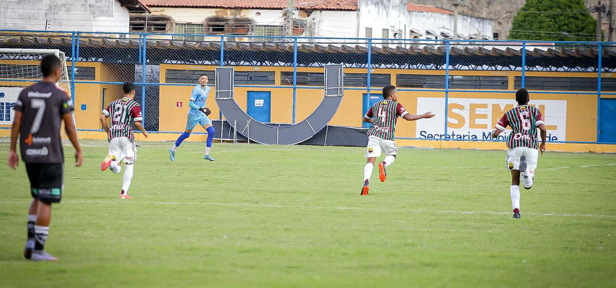 Fagner comemorando seu primeiro gol na partida