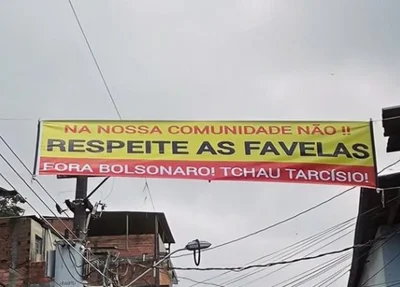Faixas contra Bolsonaro são colocadas na periferia de São Paulo