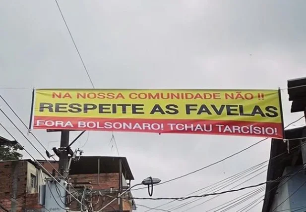 Faixas contra Bolsonaro são colocadas na periferia de São Paulo