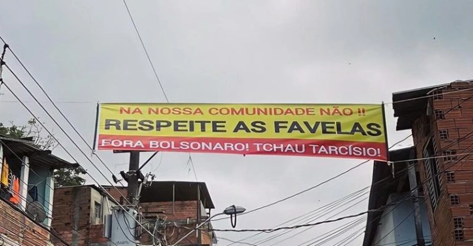 Faixas contra Bolsonaro são colocadas na periferia de São Paulo