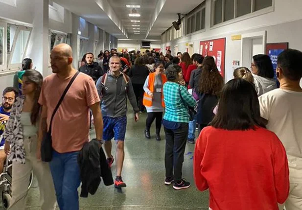 Filas para a sala de votação