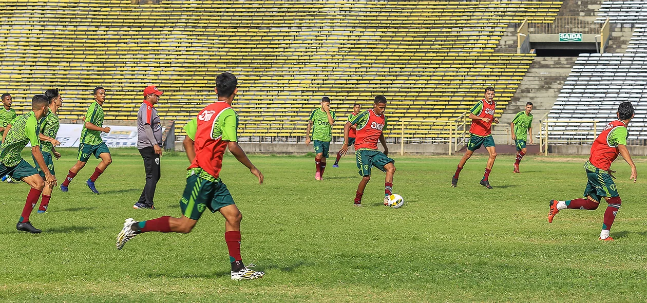 Fluminense-PI treina no Albertão