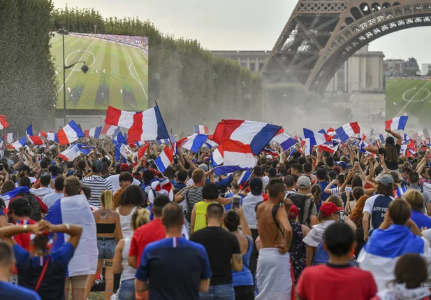 Franceses acompanhando o jogo da França nas ruas de Paris