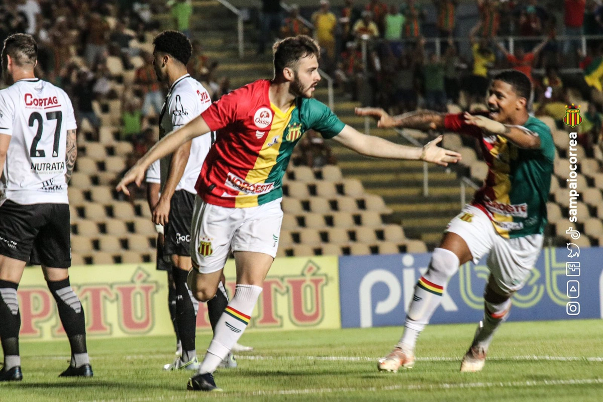Gabriel Poveda abriu o placar para o Paio