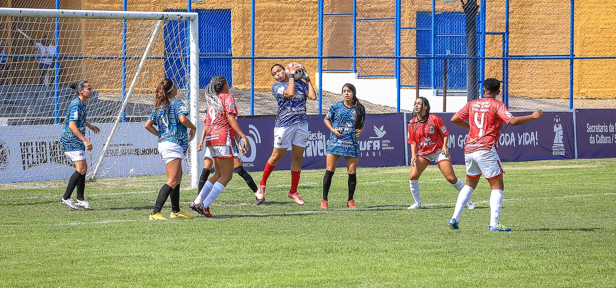 Goleira defende