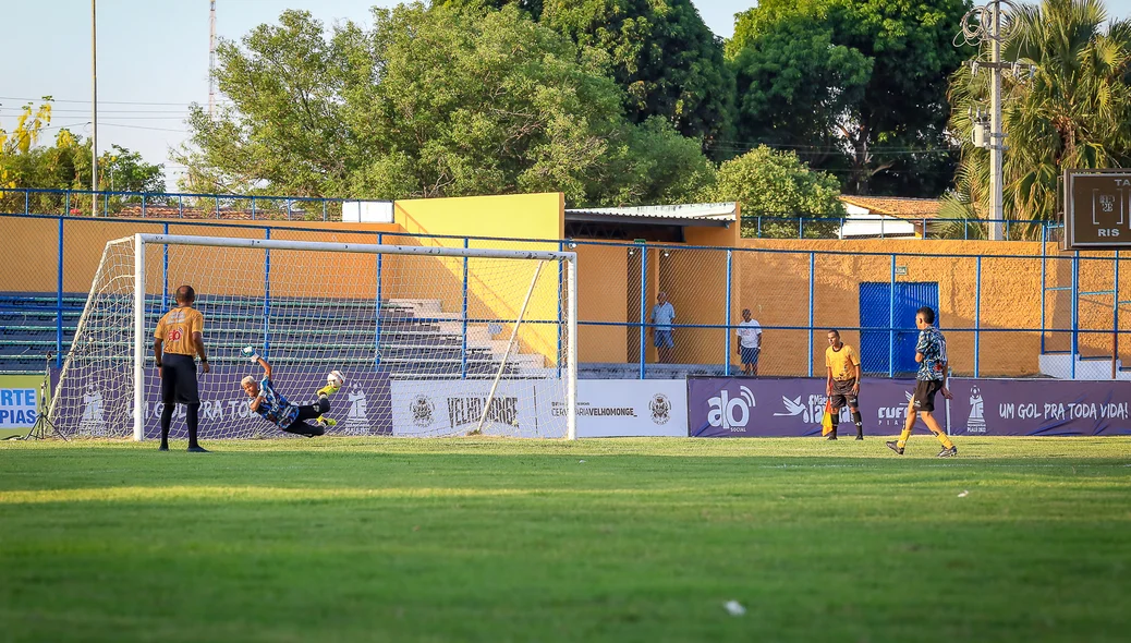 Goleiro defende a cobrança