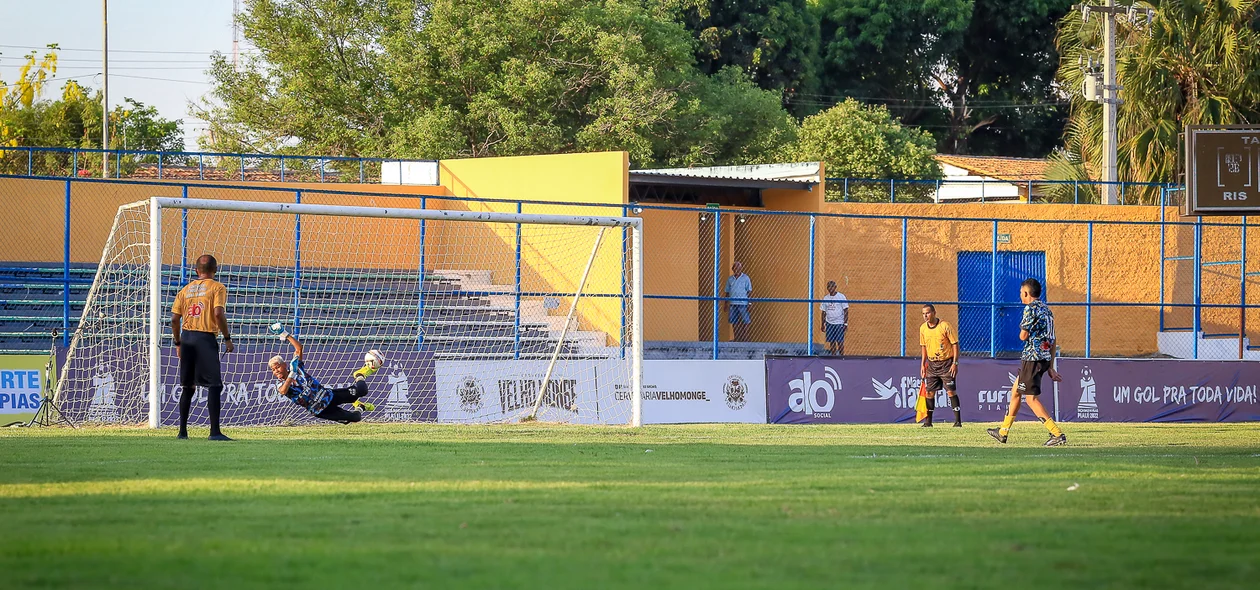 Goleiro defende a cobrança
