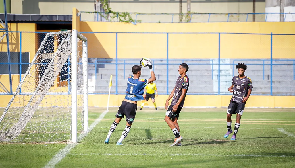 Goleiro do ABC faz defesa  durante a partida