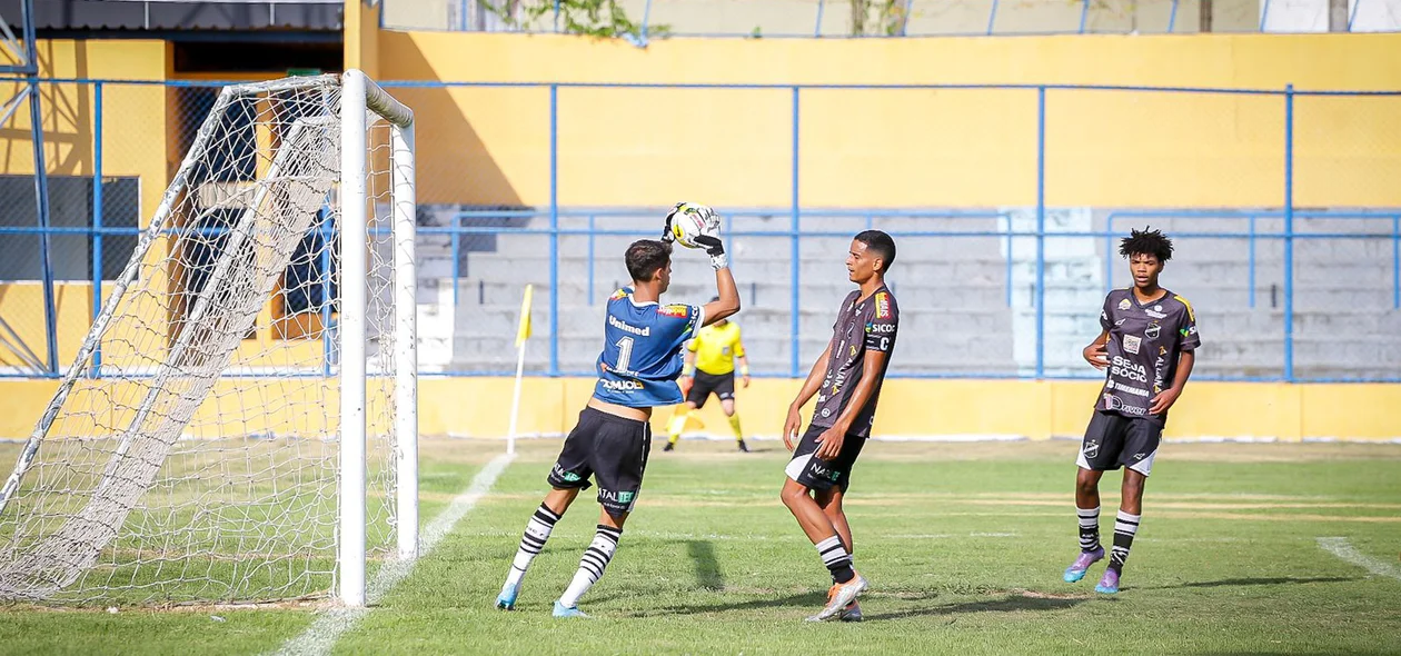 Goleiro do ABC faz defesa  durante a partida