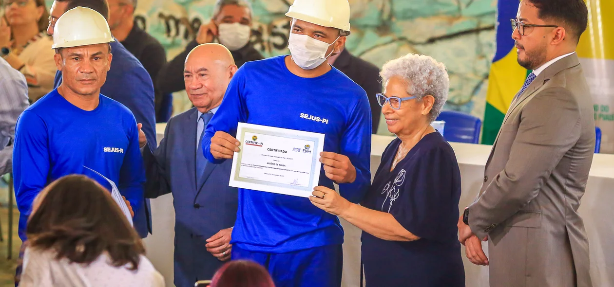 Governadora Regina Sousa realiza entrega de certificado para internos na Major César