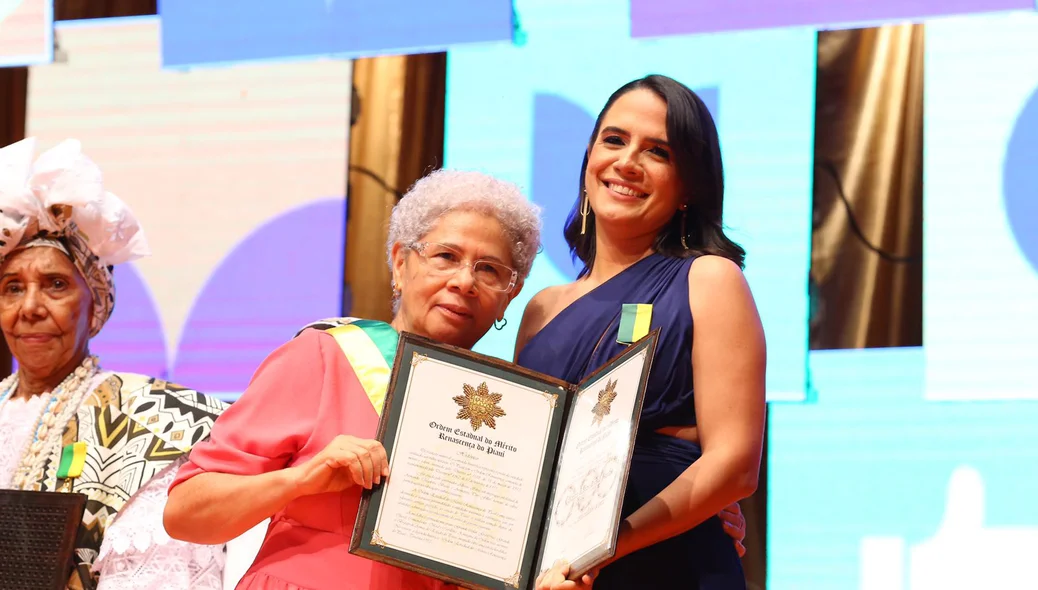 Governadora ao lado de homenageada