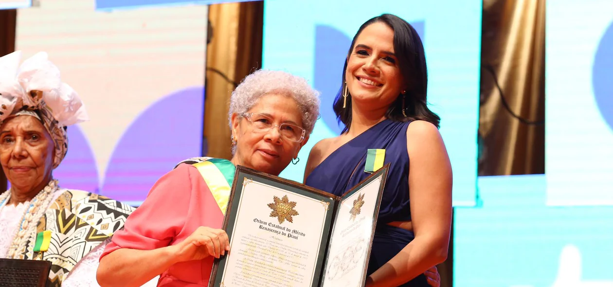 Governadora ao lado de homenageada
