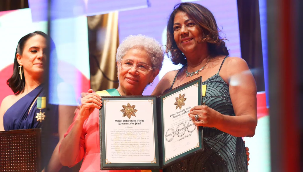 Governadora Regina Sousa ao lado de homenageada