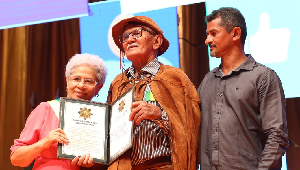Governadora Regina Sousa ao lado de homenageado