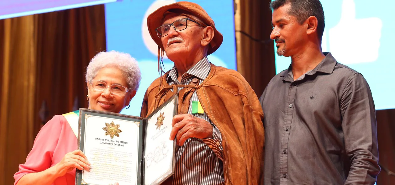 Governadora Regina Sousa ao lado de homenageado