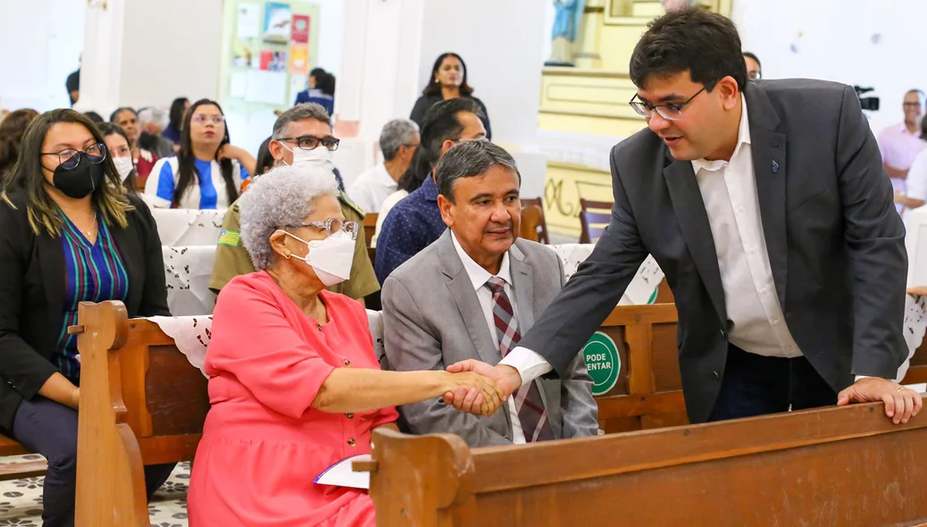 Governadora Regina Sousa cumprimentando Rafael Fonteles