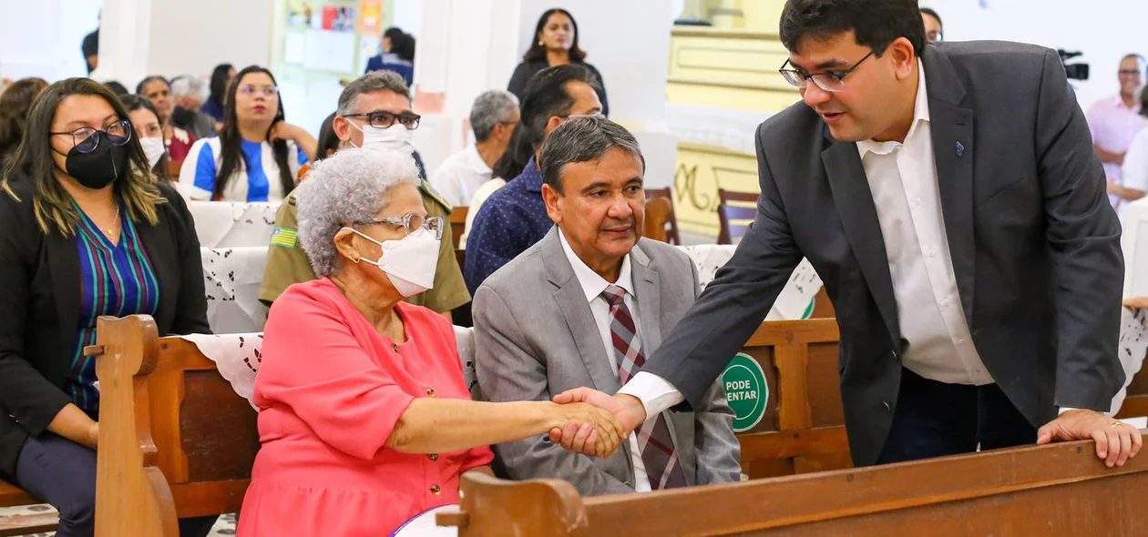 Governadora Regina Sousa cumprimentando Rafael Fonteles