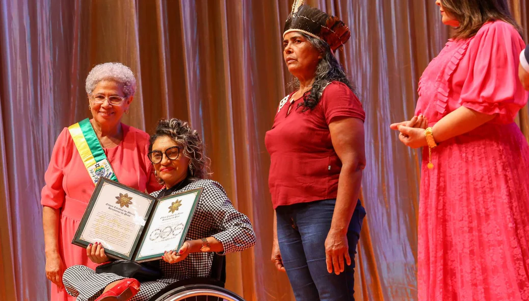 Governadora Regina Sousa entrega medalha a Amparo Sousa