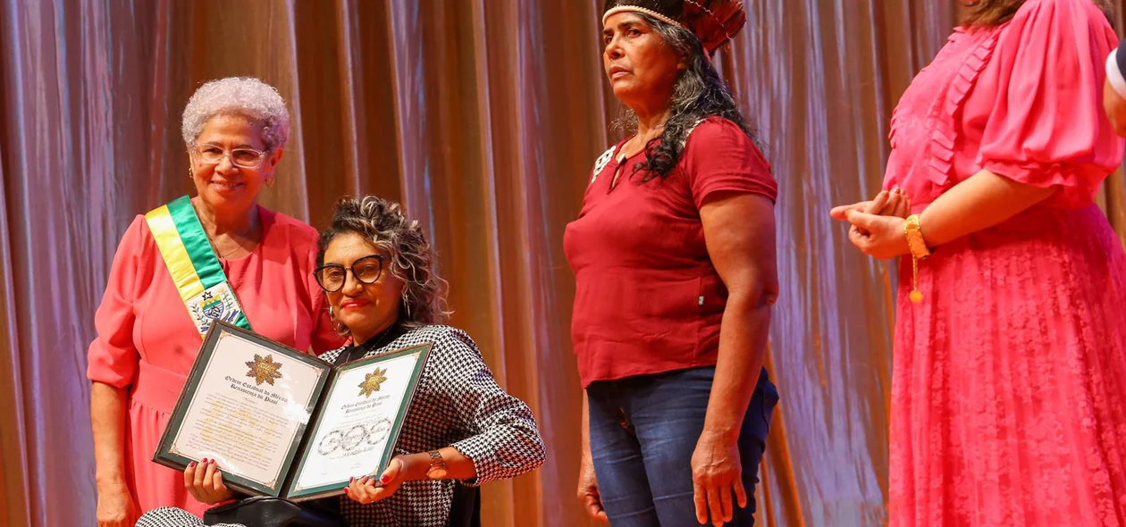 Governadora Regina Sousa entrega medalha a Amparo Sousa