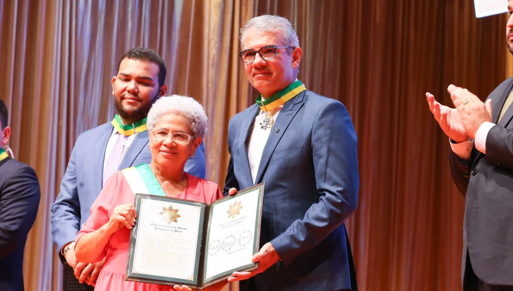 Governadora Regina Sousa entrega medalha